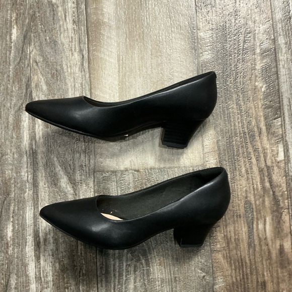 Clarks Women's Classic Black Heels Size 6W - Picture 4 of 12